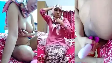 Hijab Nesia Ukhty Montok Colmek Sendiri poster